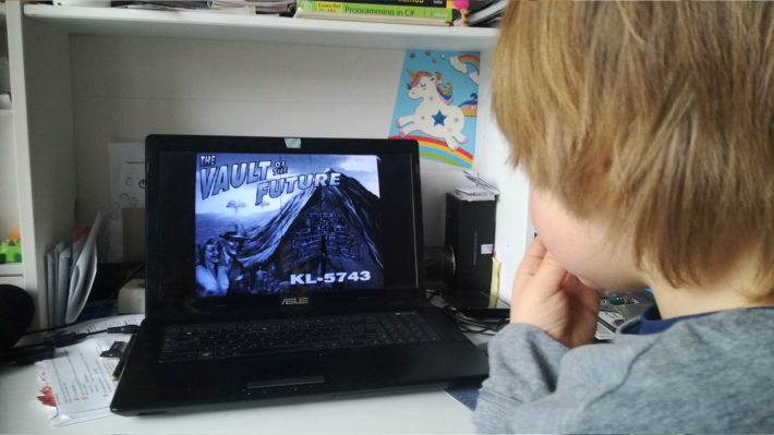 zoontje speelt fallout op laptop pc