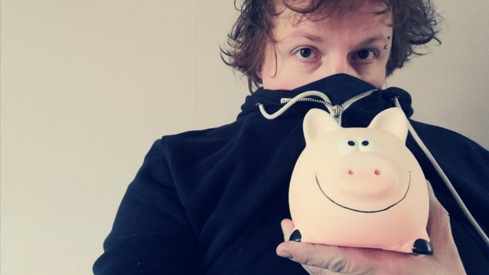 retrogamepapa met coronavirus artikel spaarvarken en mond afgedekt