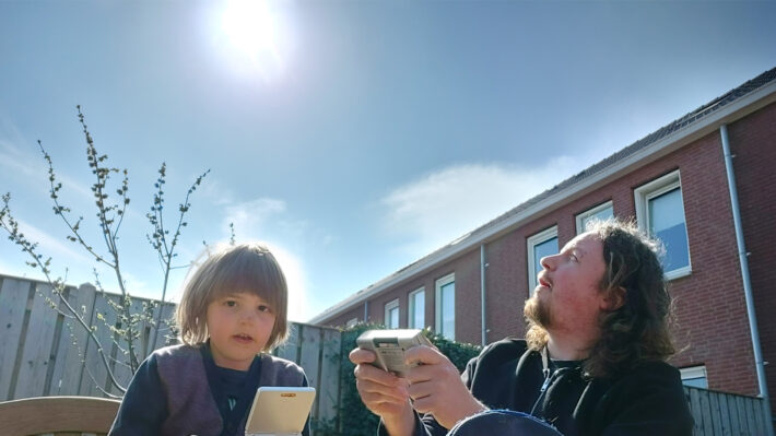 retrogamepapa en wolf in de zon handheld consoles spelen
