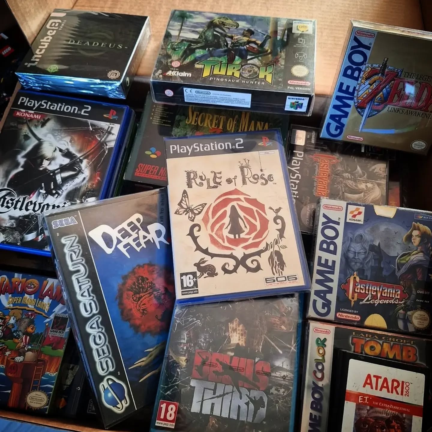 Stuff I brought to BNR! Last year I was a guest on @bnrnieuwsradio with @joevanburik his podcast All In The Game.

Joe now has been a guest on my podcast, the Dutch version (I'm sorry), Ridders van de Retro Tafel. There will be a new episode online within the next 12 hours, all about the world's most famous spy's video games... Bond, Games Bond.

#games #videogames #retrogames #podcast