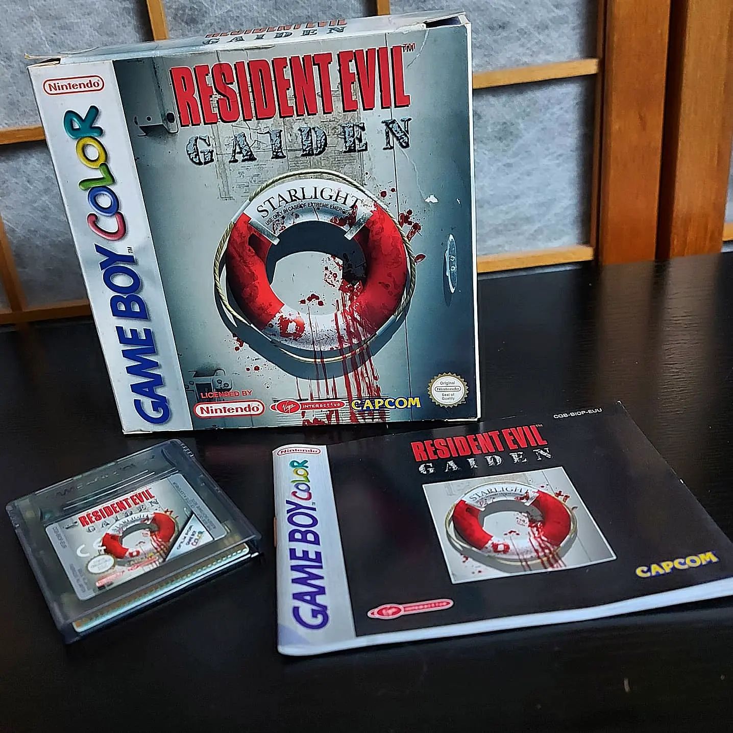 Resident Evil Gaiden! So happy I found this couple of years ago. I've been in a horrorgame mood lately. The better the weather, the more I always want to play dark and scary games.

Not that RE Gaiden is very scary. It is however a way better game than I thought. They really made the best of it with a cool setting. And you can play as Barry!

This is also one of the few games where the cover art of the PAL version looks way better than the US one.

This is a reposted photo of an old post I did quite a while ago. Been way too busy and my gameroom is in a state of chaos...

#retrogamepapa #gaming #gamecollector #gamecollecting #retrogames #retrogamecollector #gameboy #residentevil #gameboycolor #residentevilgaiden #handheld #handheldgaming #survivalhorror #horrorgames #capcom #barry #jiblsandwich #nintendo
